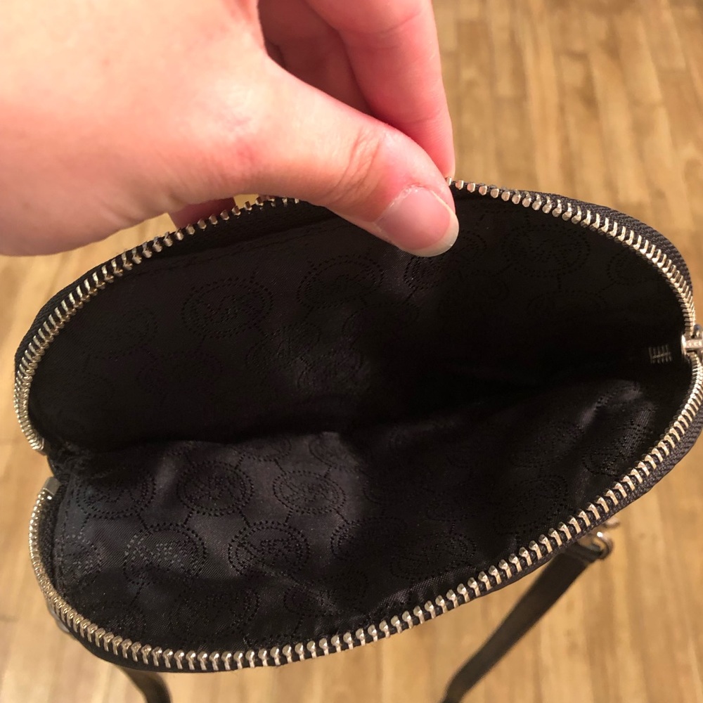 Black Cross Body. - Picture 4 of 4